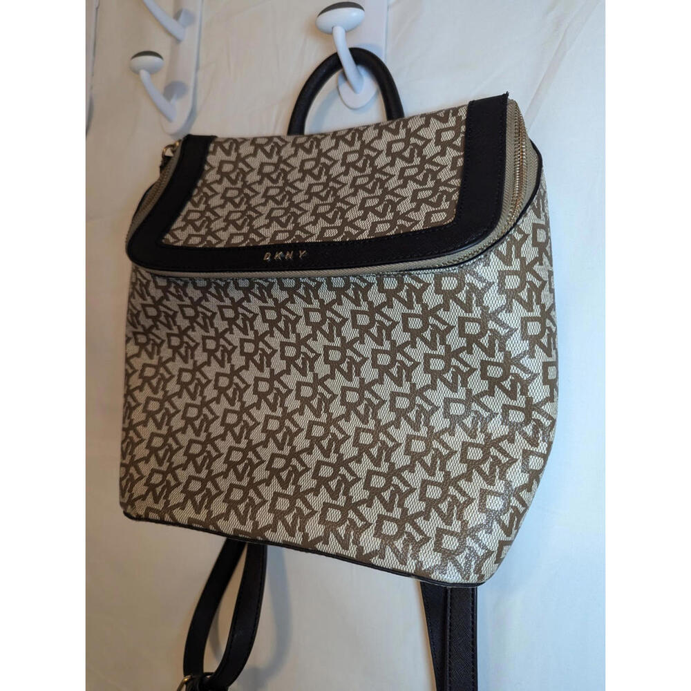 DKNY Bradee Signature Backpack Bag Flap Closure Logo Pattern Beige Original - Picture 2 of 9